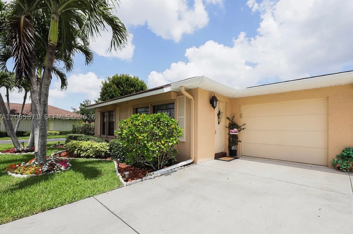 ?? 2 Bed • 2 Bath Villa for Rent – Boynton Beach, FL

Spacious and well-maintained home in a quiet community featuring a bright layout, private patio, and 1-car garage. Conveniently located near shopping, dining, and major roads.

?? Call or Text: 740-710-6638 for more information or to schedule a tour.