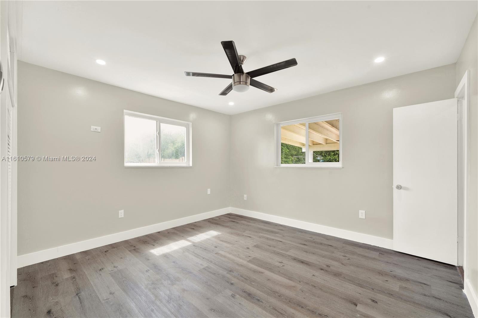 UNIVERSAL ESTATES SOUTH - Residential Lease