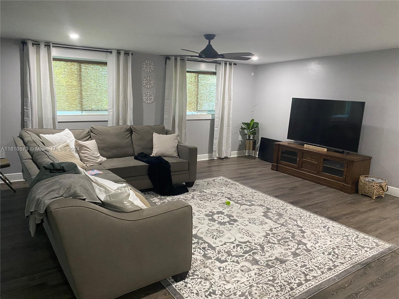 UNIVERSAL ESTATES SOUTH - Residential Lease