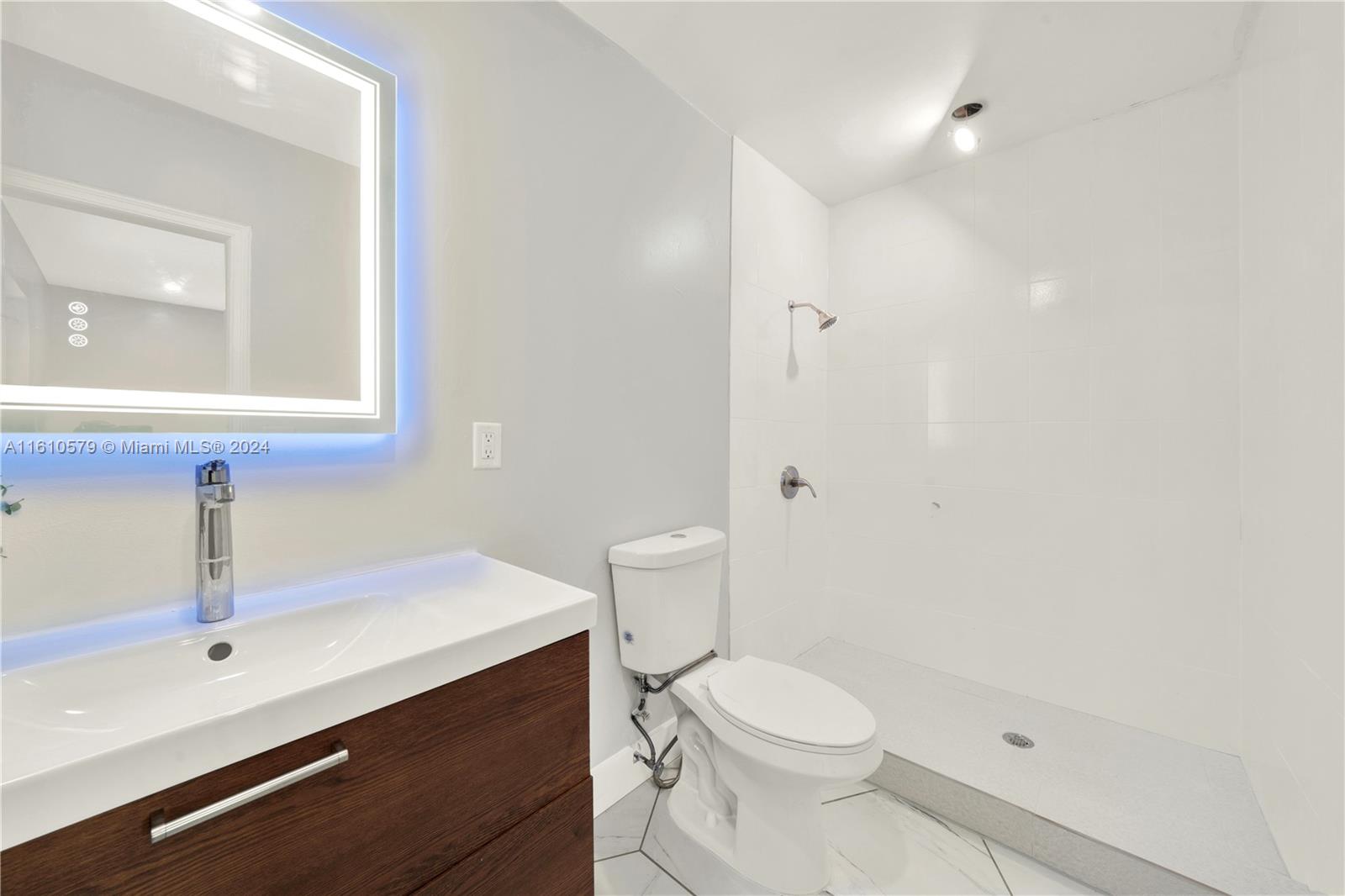 UNIVERSAL ESTATES SOUTH - Residential Lease