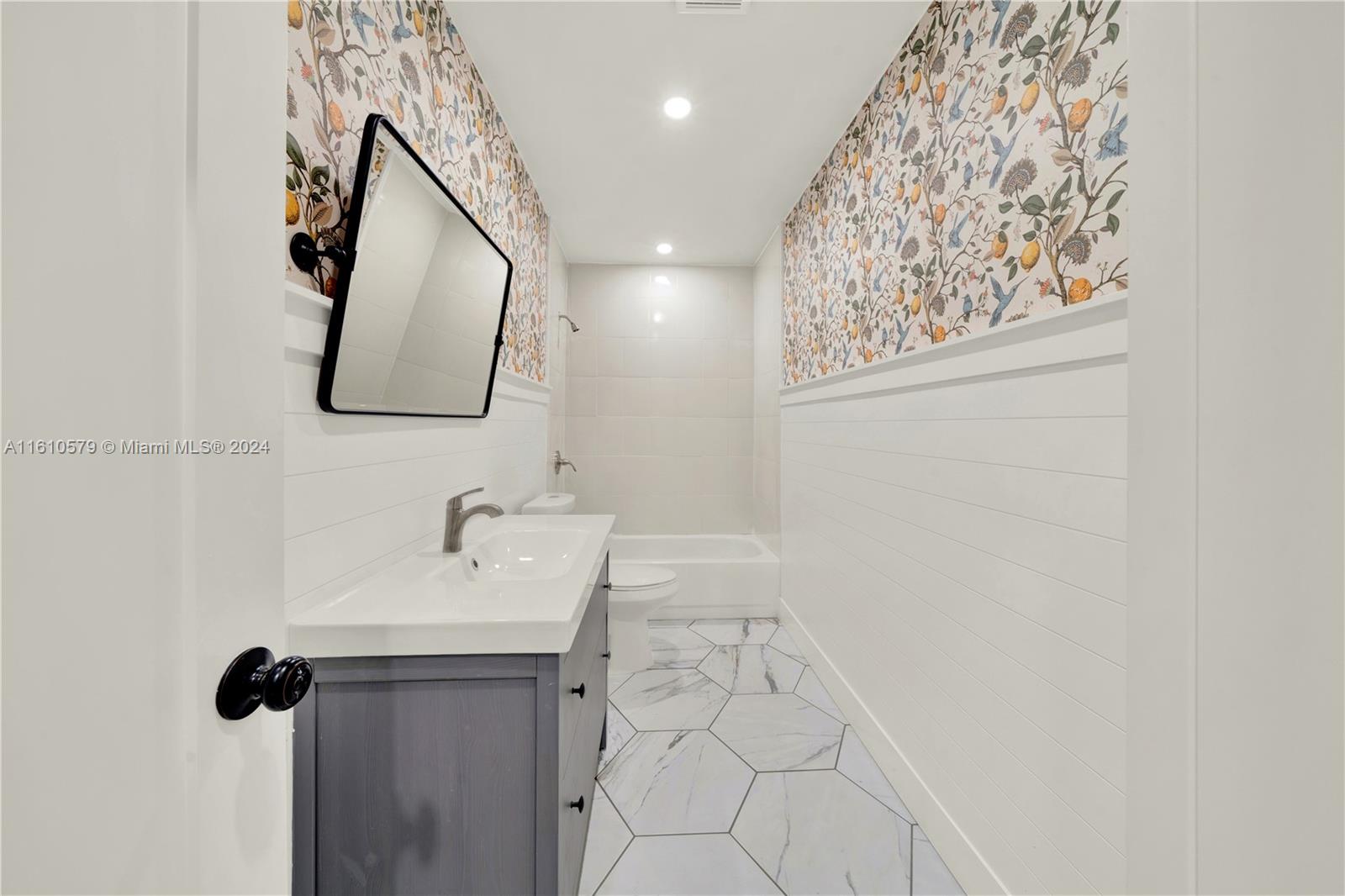UNIVERSAL ESTATES SOUTH - Residential Lease