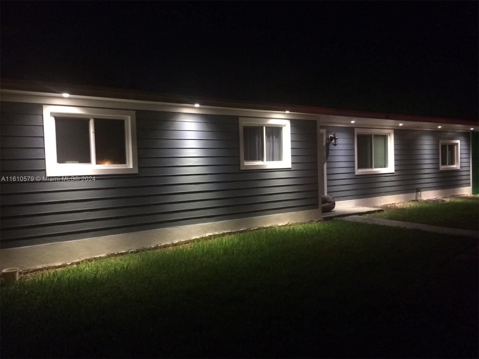 UNIVERSAL ESTATES SOUTH - Residential Lease