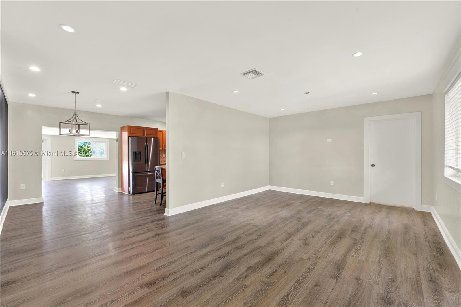 UNIVERSAL ESTATES SOUTH - Residential Lease
