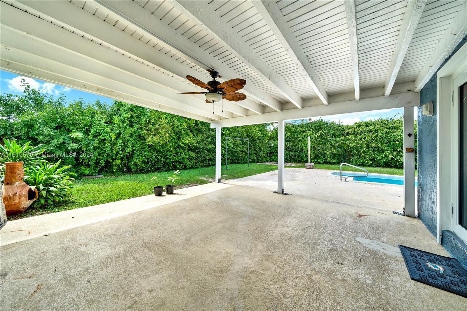 UNIVERSAL ESTATES SOUTH - Residential Lease