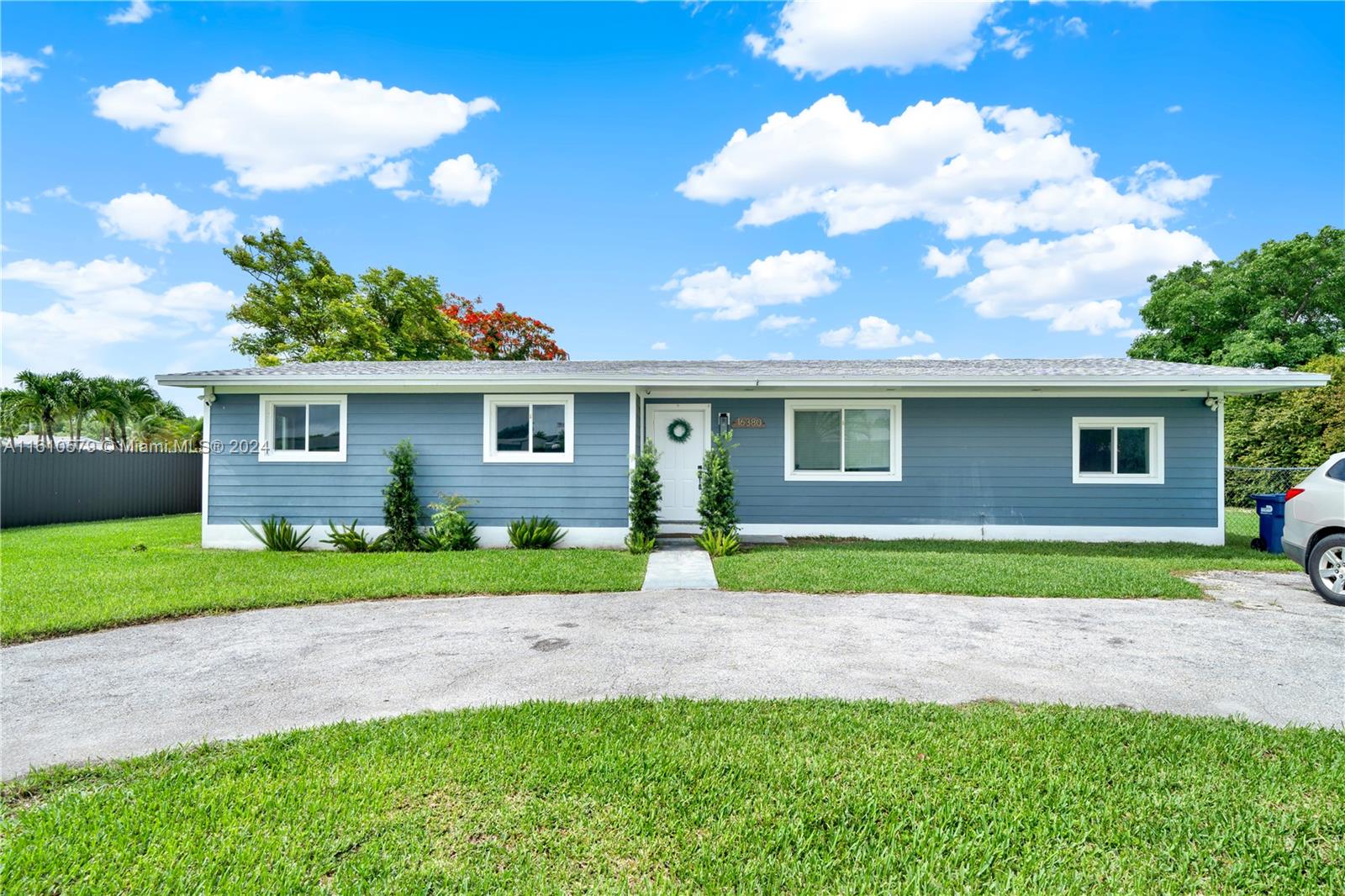 UNIVERSAL ESTATES SOUTH - Residential Lease