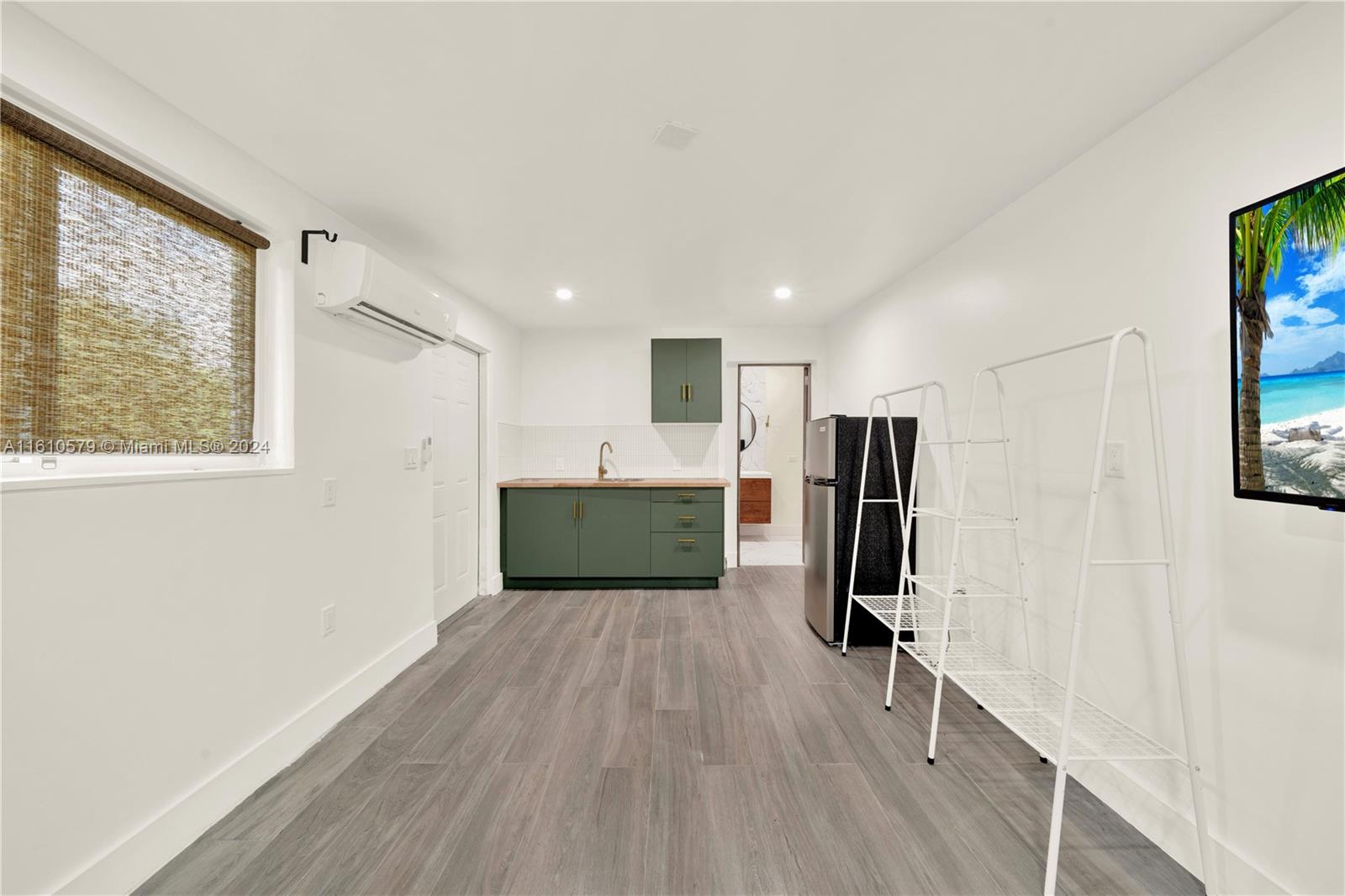 UNIVERSAL ESTATES SOUTH - Residential Lease