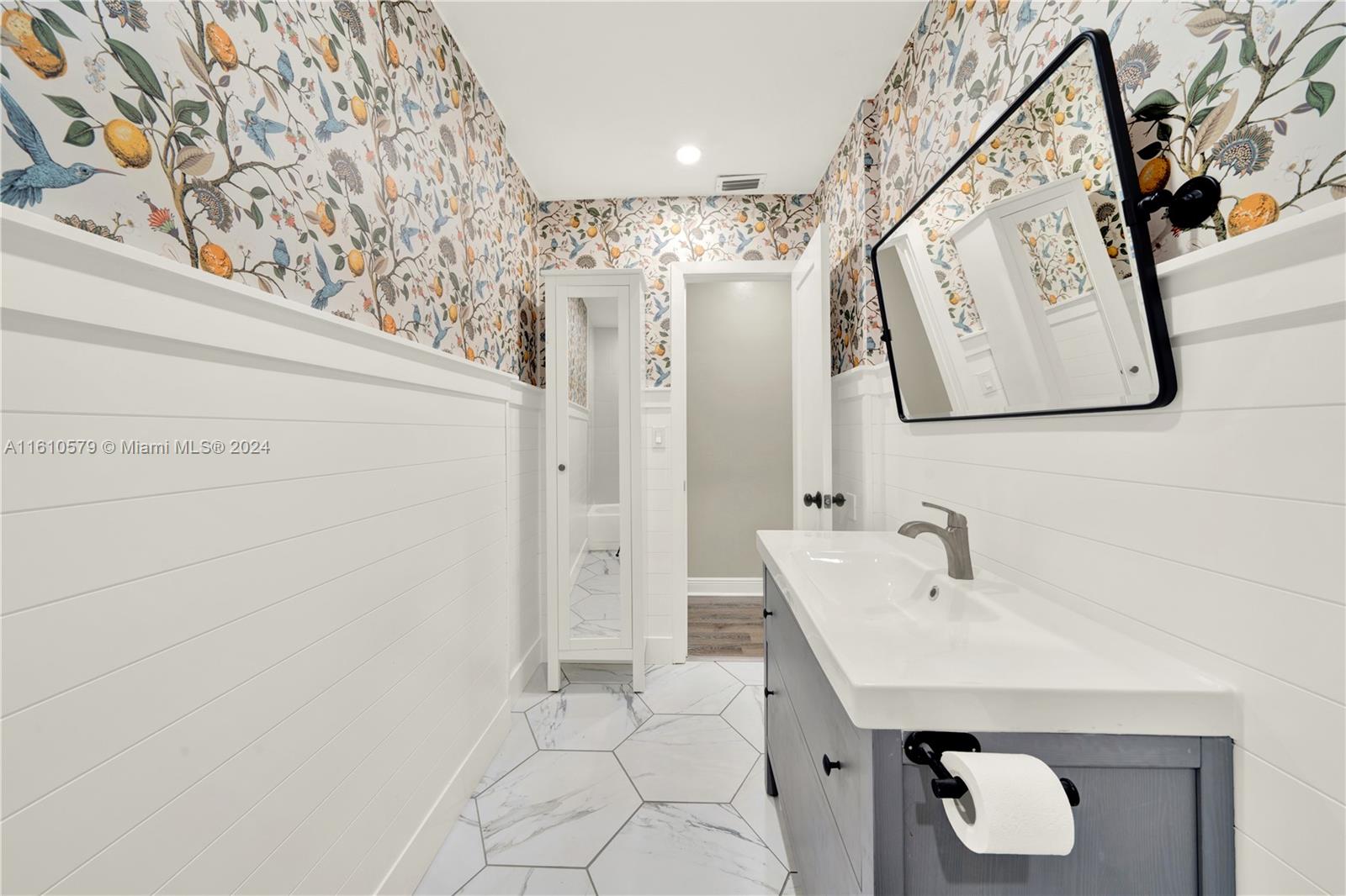 UNIVERSAL ESTATES SOUTH - Residential Lease