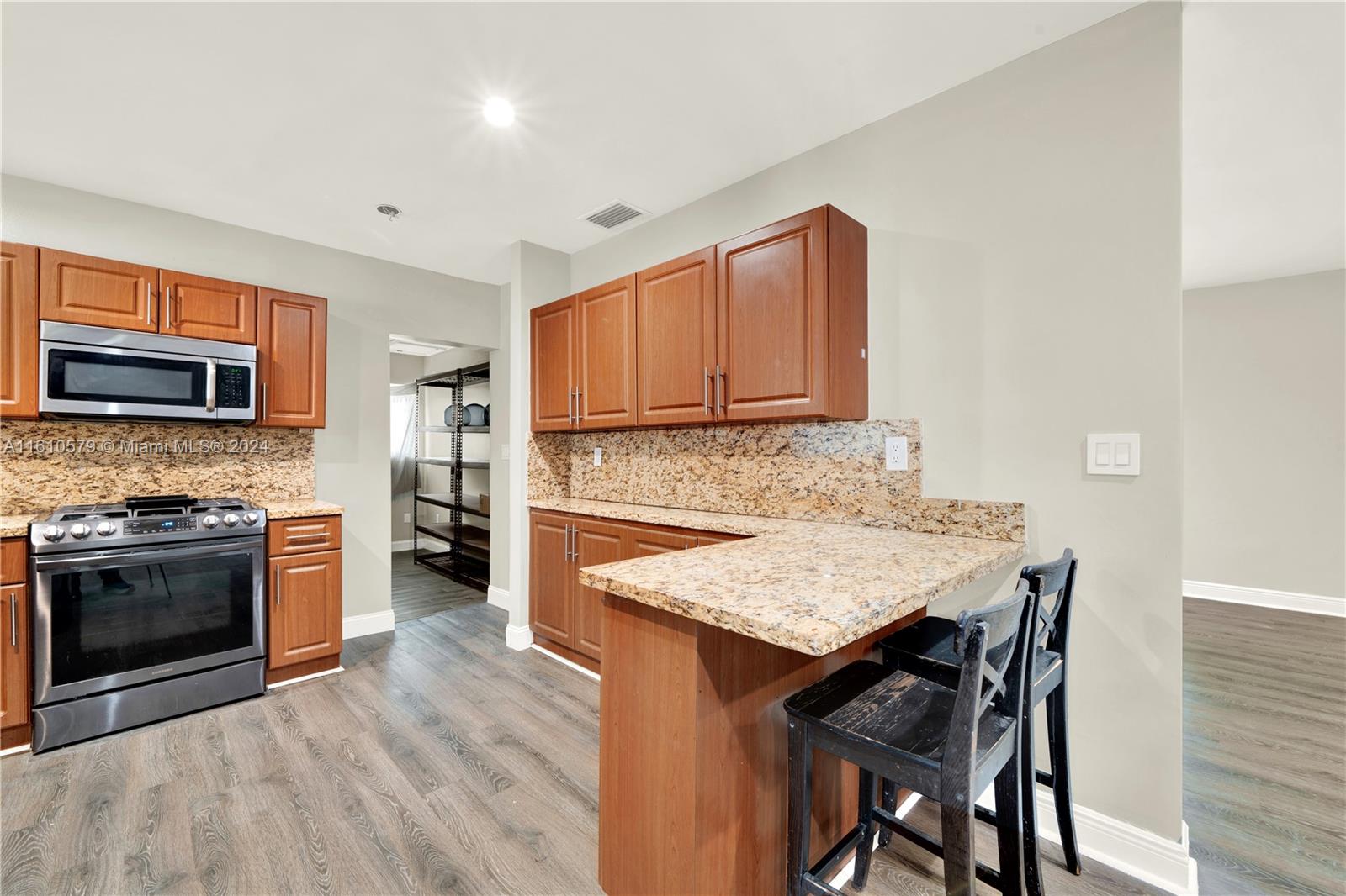UNIVERSAL ESTATES SOUTH - Residential Lease