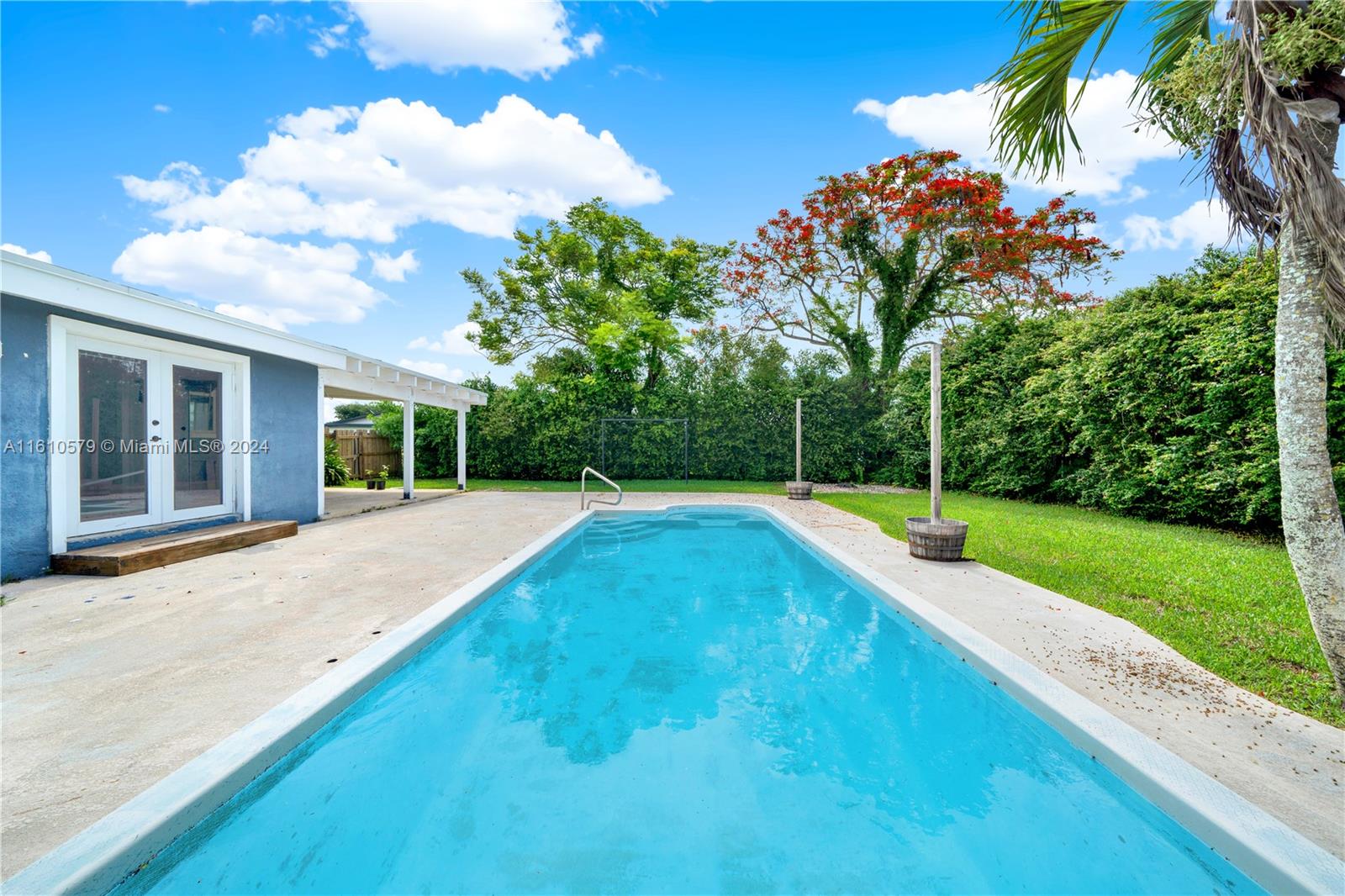 UNIVERSAL ESTATES SOUTH - Residential Lease