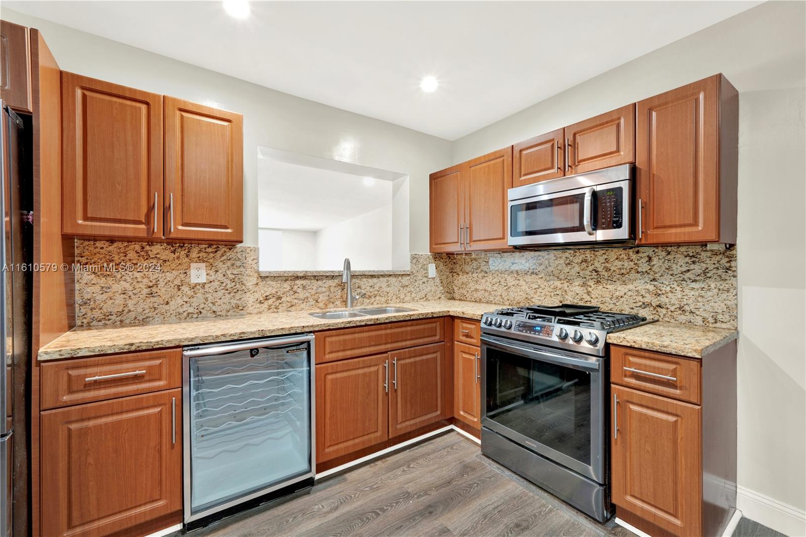 UNIVERSAL ESTATES SOUTH - Residential Lease