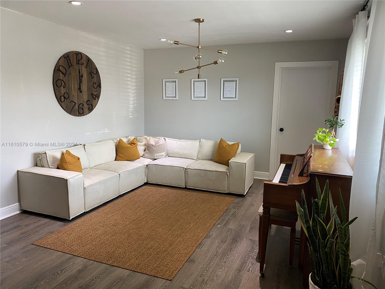 UNIVERSAL ESTATES SOUTH - Residential Lease
