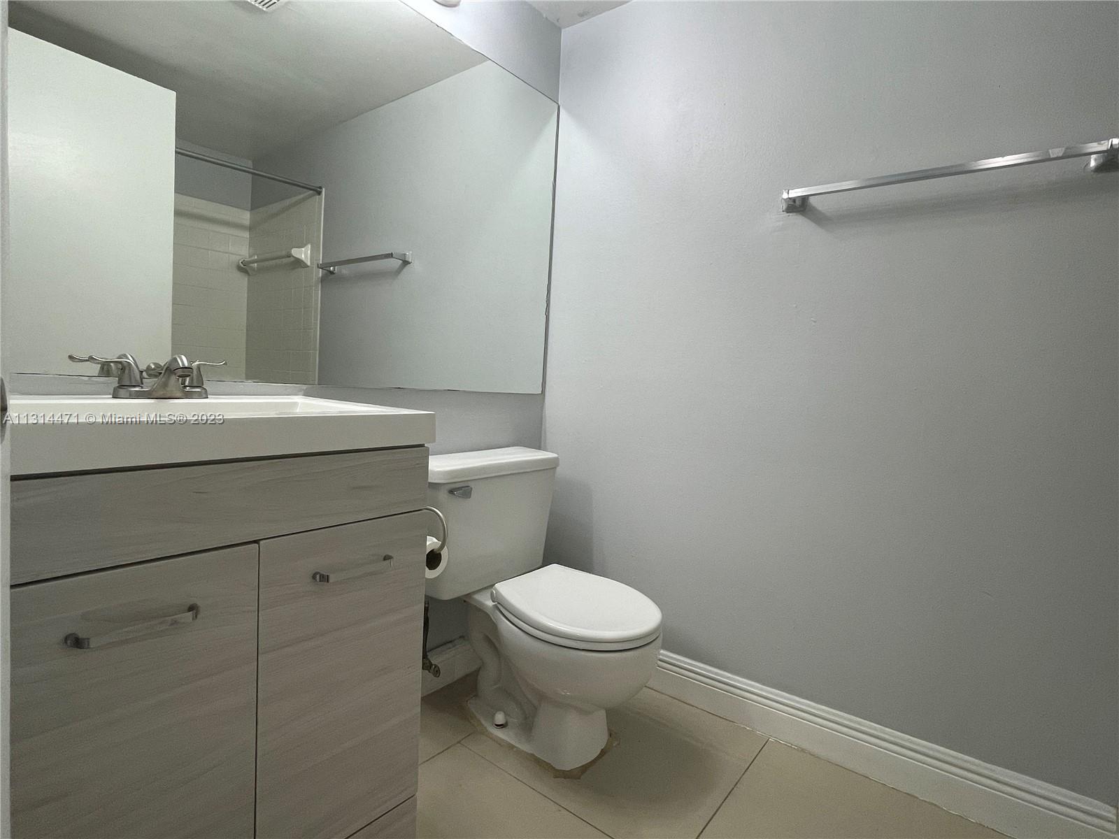 LEXINGTON ON THE GREEN CO - Residential Lease