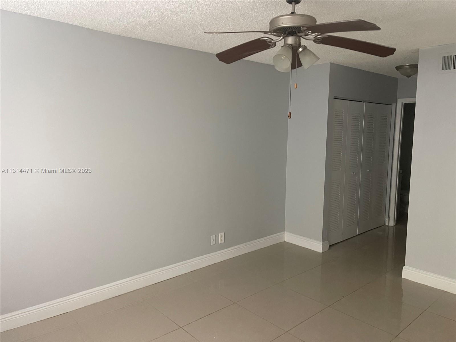 LEXINGTON ON THE GREEN CO - Residential Lease
