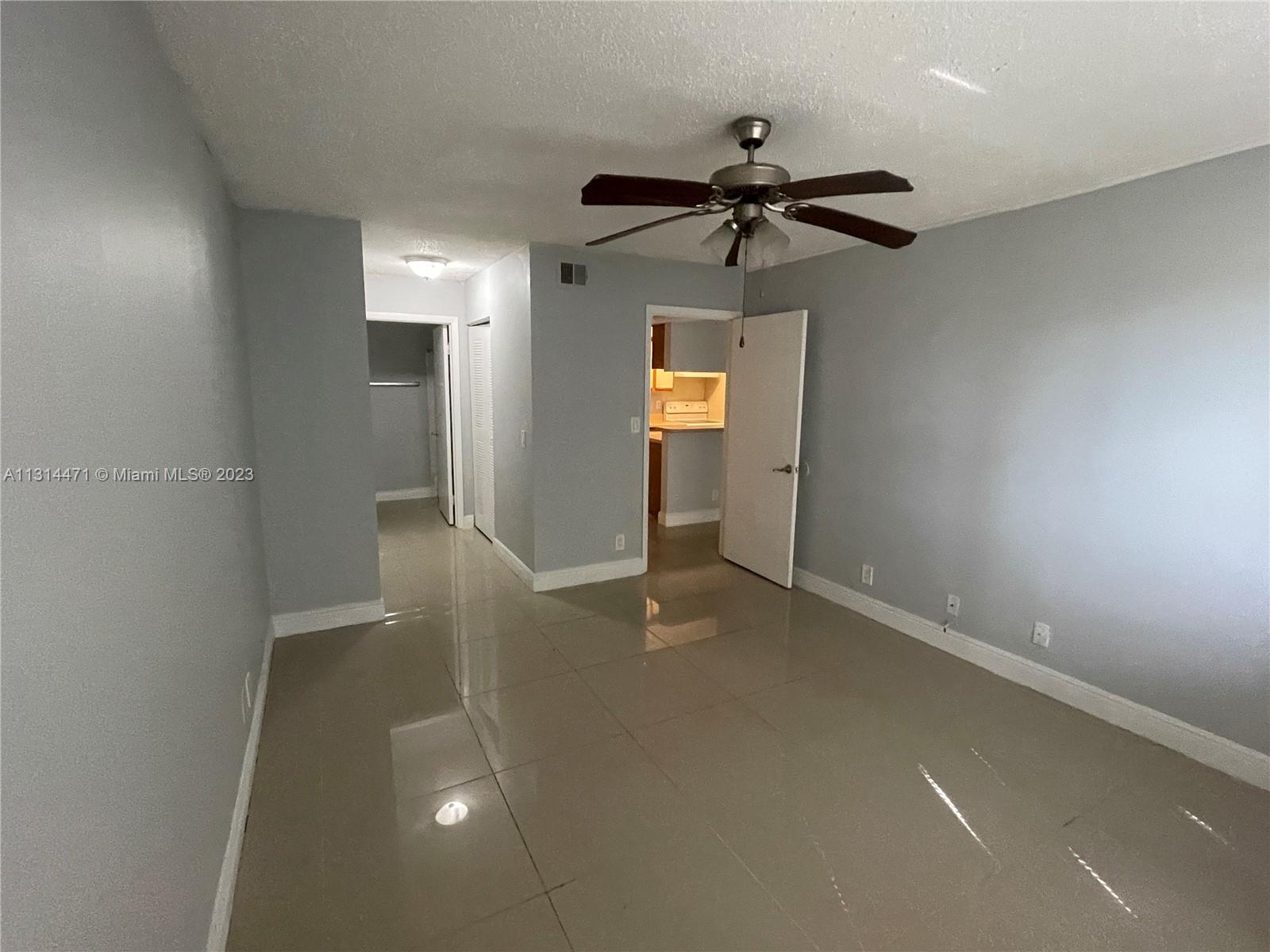 LEXINGTON ON THE GREEN CO - Residential Lease