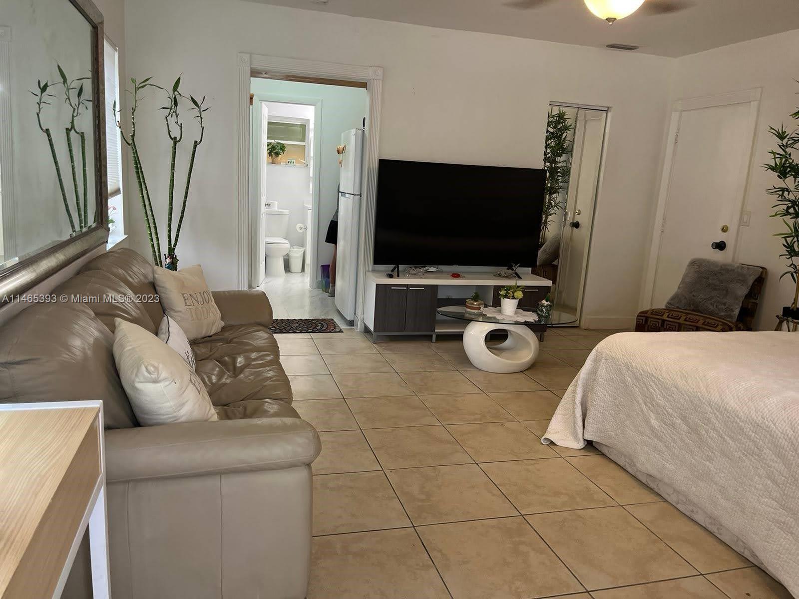 NORTH HOLLYWOOD - Residential Lease