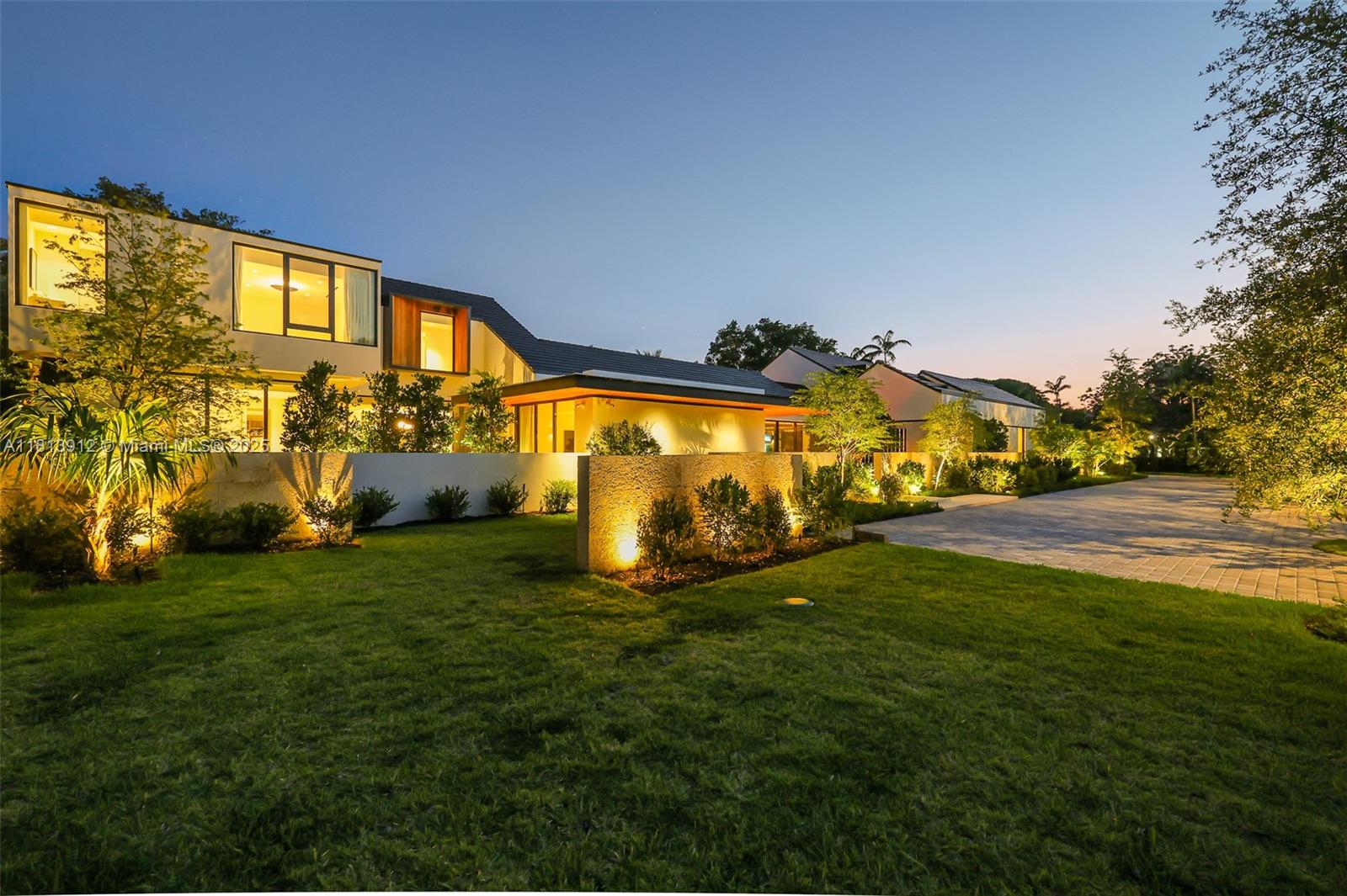 COLLINS MANOR - Residential