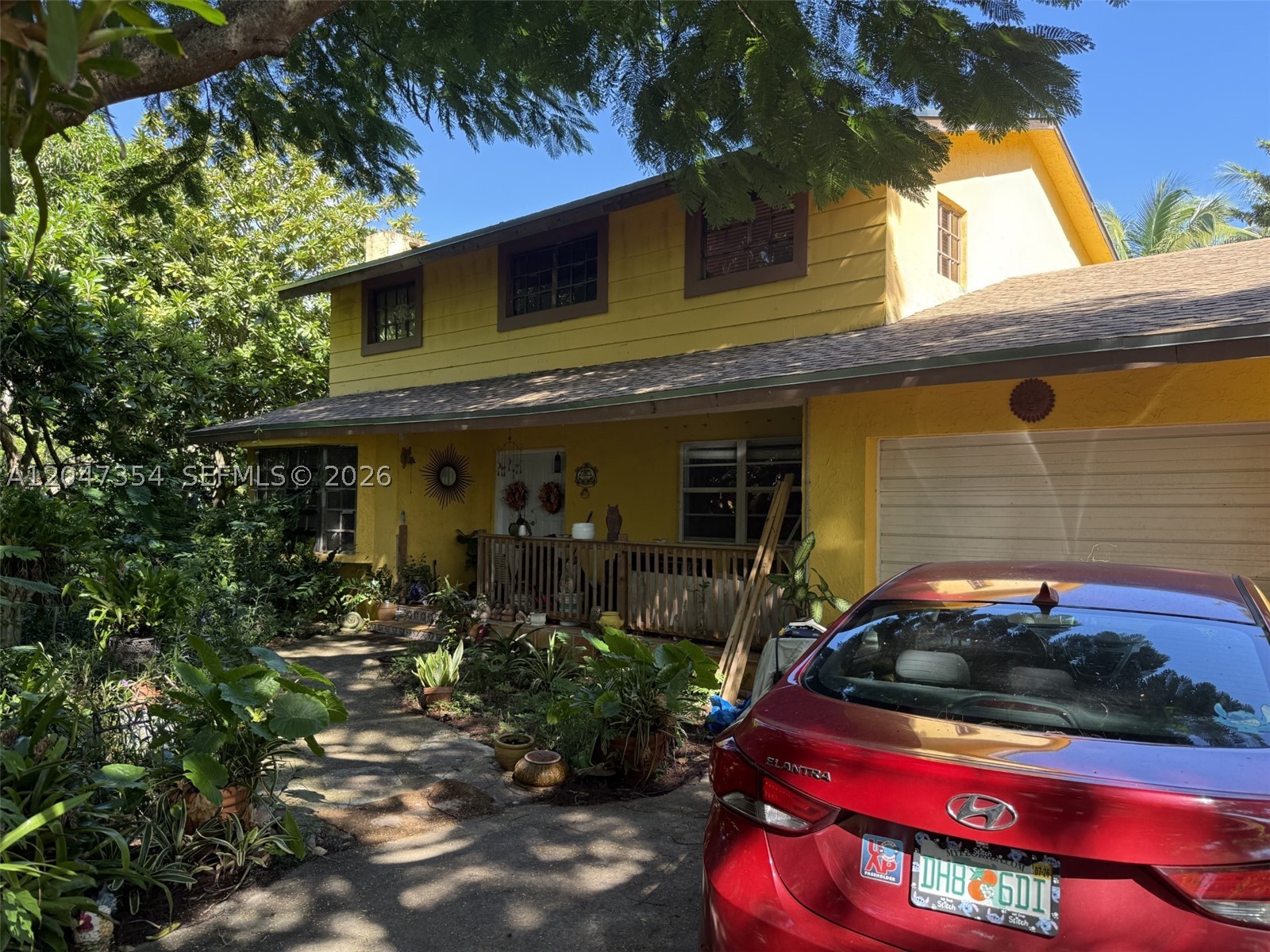 Investor Opportunity to divided thus big lot. looks houses around what developers are doing in House i good condition
'mango, avocados trees , as per seller roof was done 2.5 years ago .Bring your offer