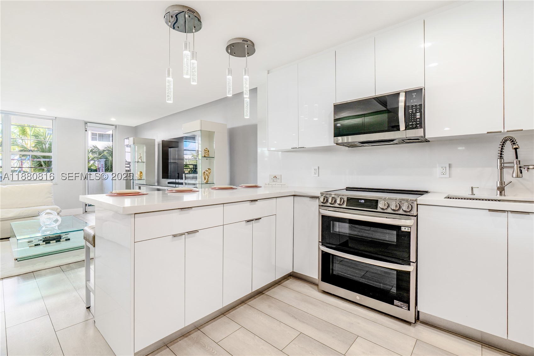 THE DECOPLAGE CONDO - Residential