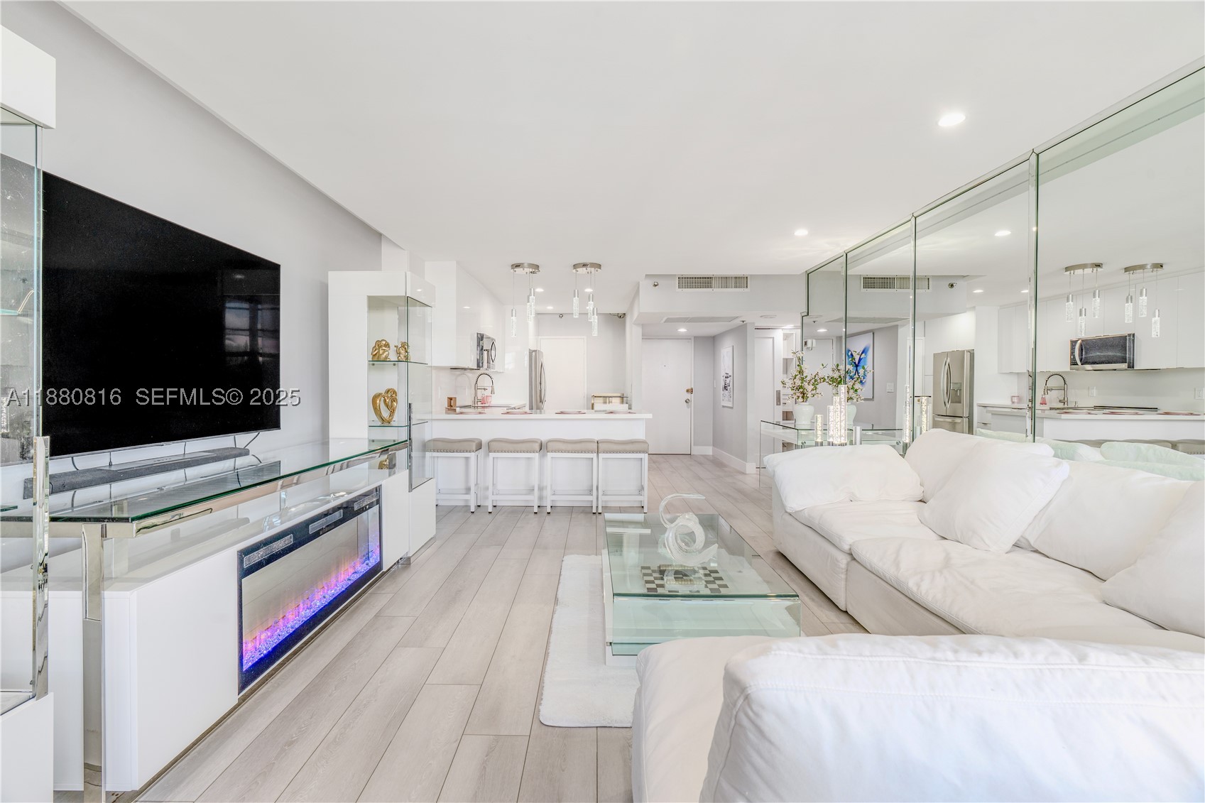 THE DECOPLAGE CONDO - Residential
