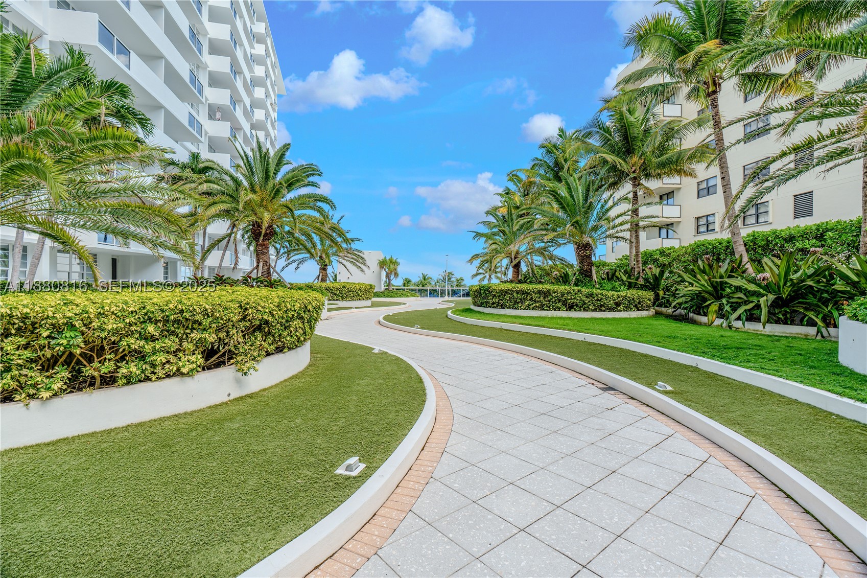 THE DECOPLAGE CONDO - Residential