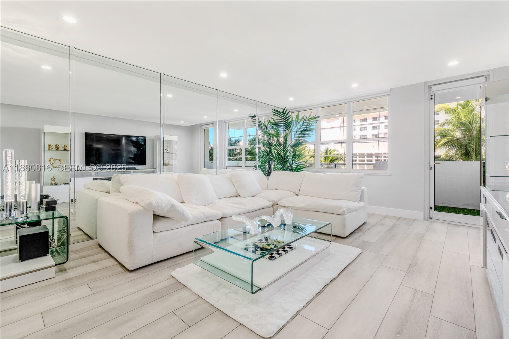 THE DECOPLAGE CONDO - Residential