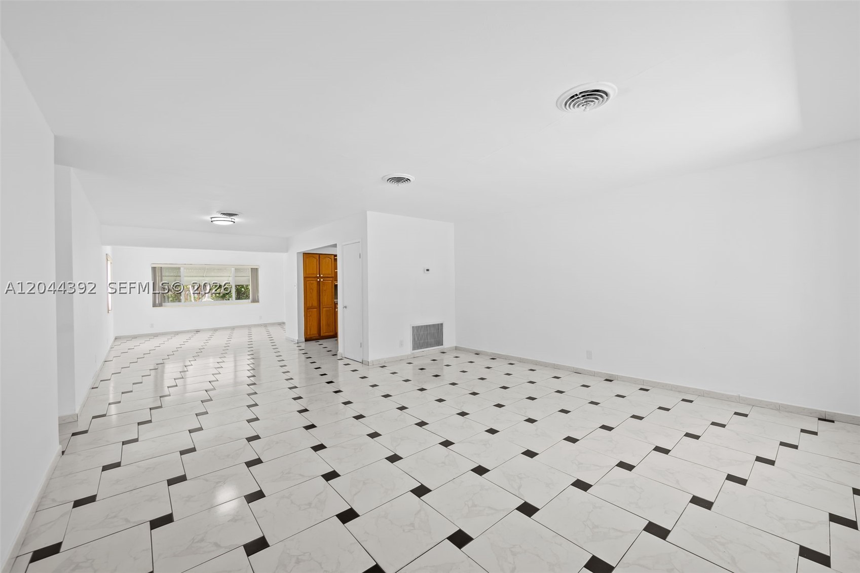 HOLLYWOOD HILLS - Residential