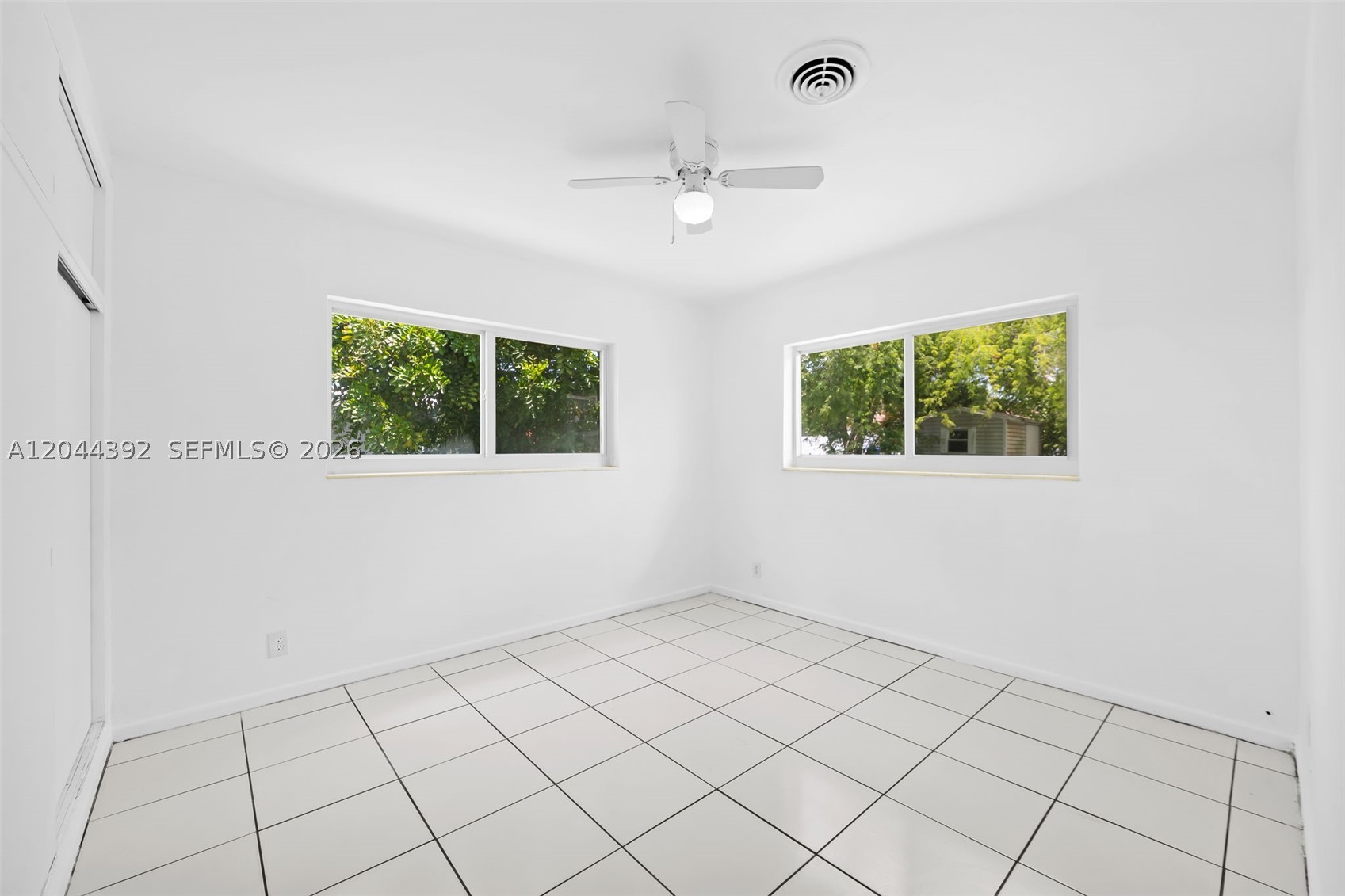 HOLLYWOOD HILLS - Residential