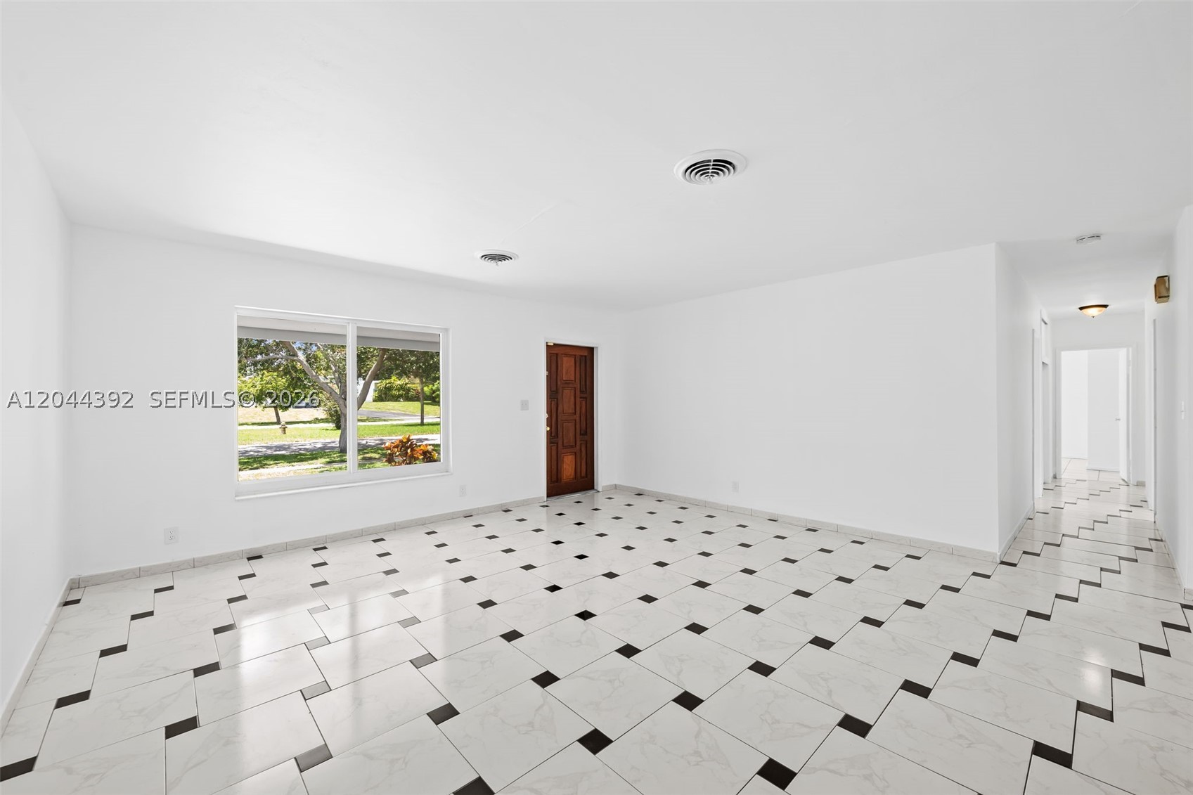 HOLLYWOOD HILLS - Residential