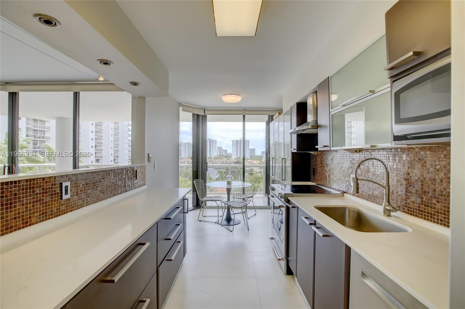 HARBOR TWS AT THE WATERWA - Residential