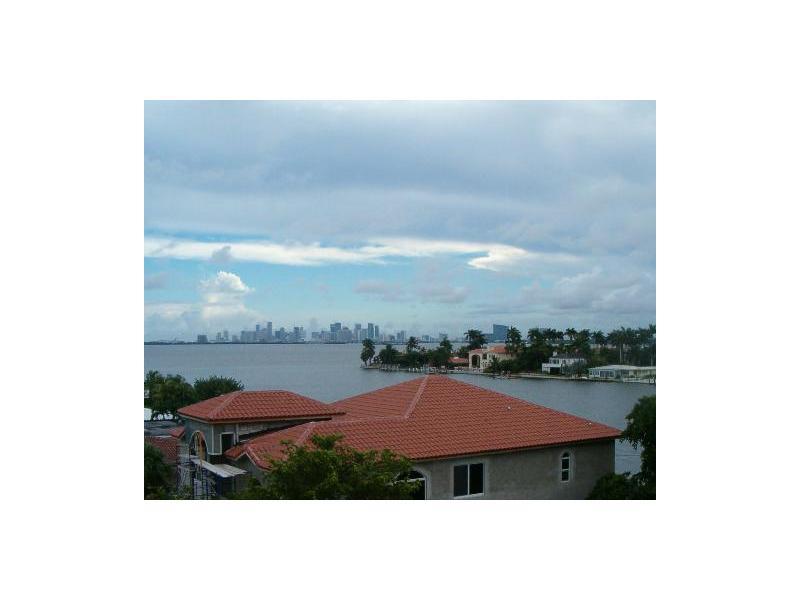 Beautiful one large bedroom (817sqft) with amazing views of the water and downtown Miami. Unit has ceramic floors and stainless steel appliances.  Building offers pool, 24 hour gym, laundry room on each floor and one assigned parking space. Pets are allow ed.