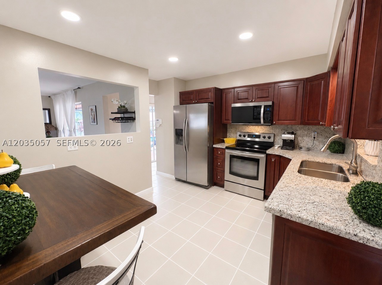 HOLLYWOOD HILLS - Residential