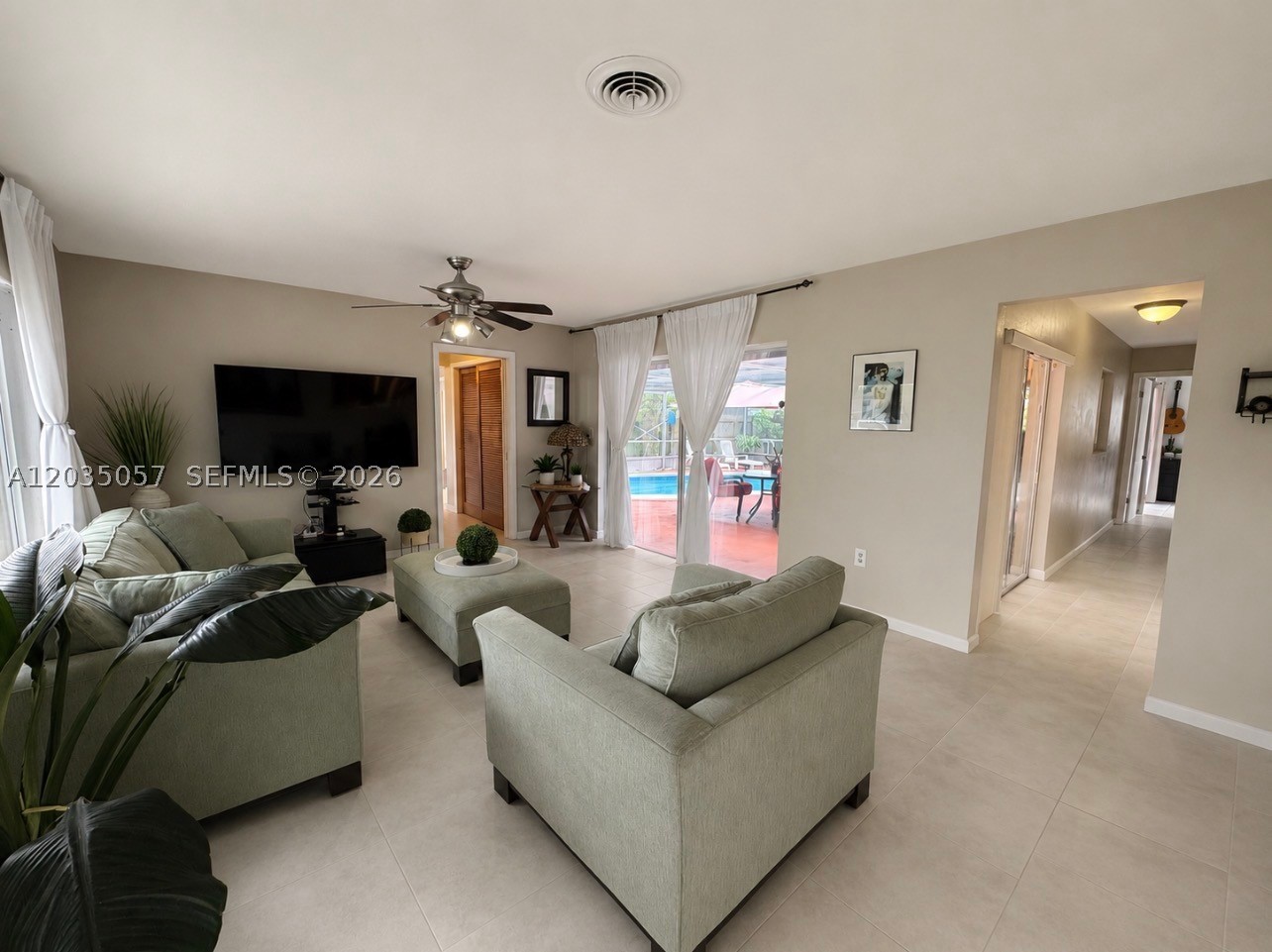 HOLLYWOOD HILLS - Residential