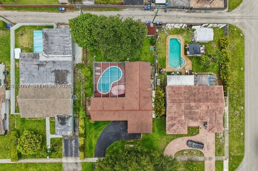 HOLLYWOOD HILLS - Residential