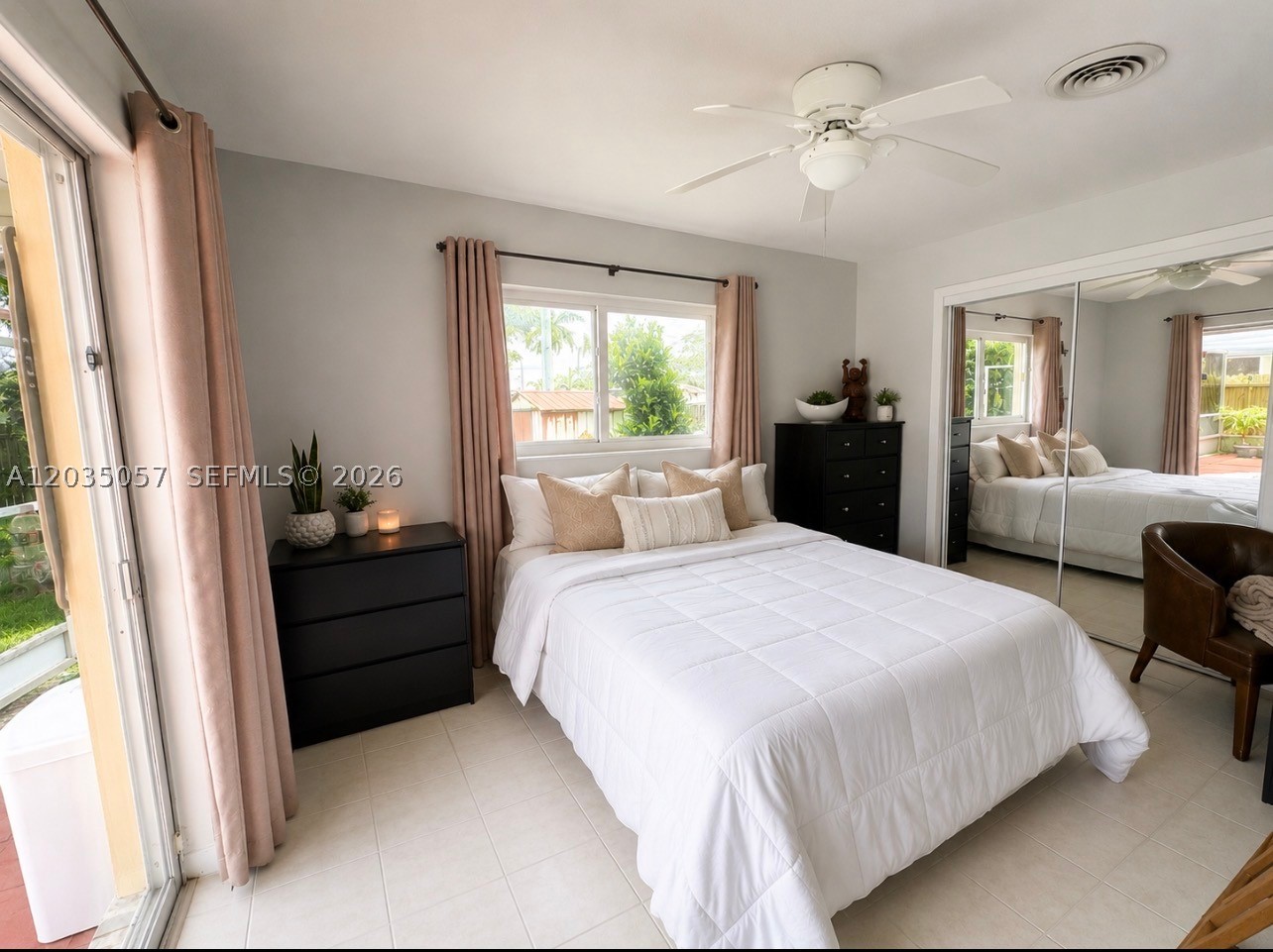 HOLLYWOOD HILLS - Residential