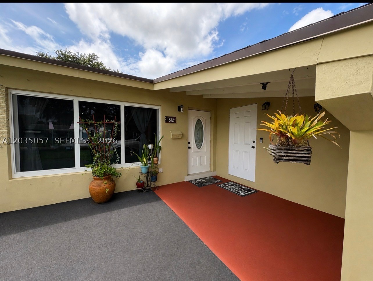 HOLLYWOOD HILLS - Residential