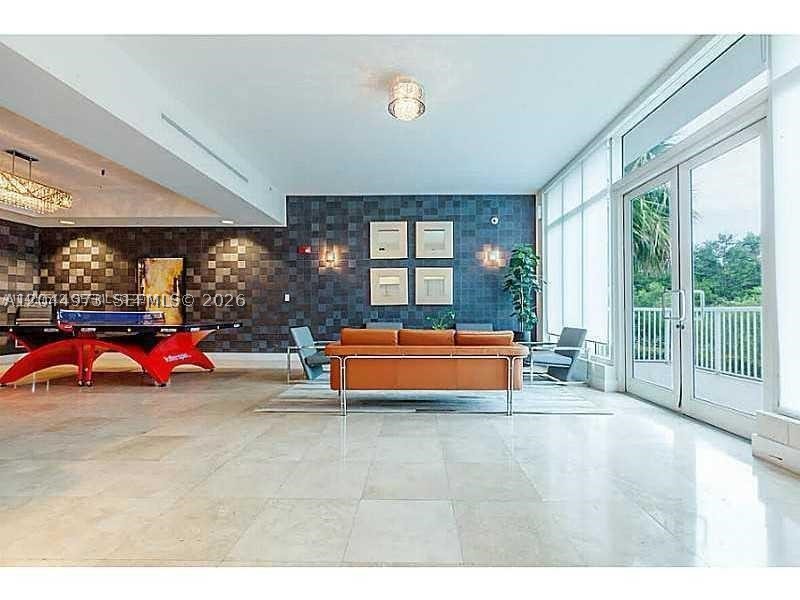THE OAKS I CONDO - Residential Lease