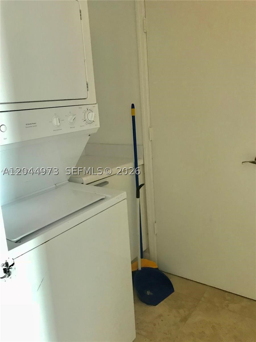 THE OAKS I CONDO - Residential Lease