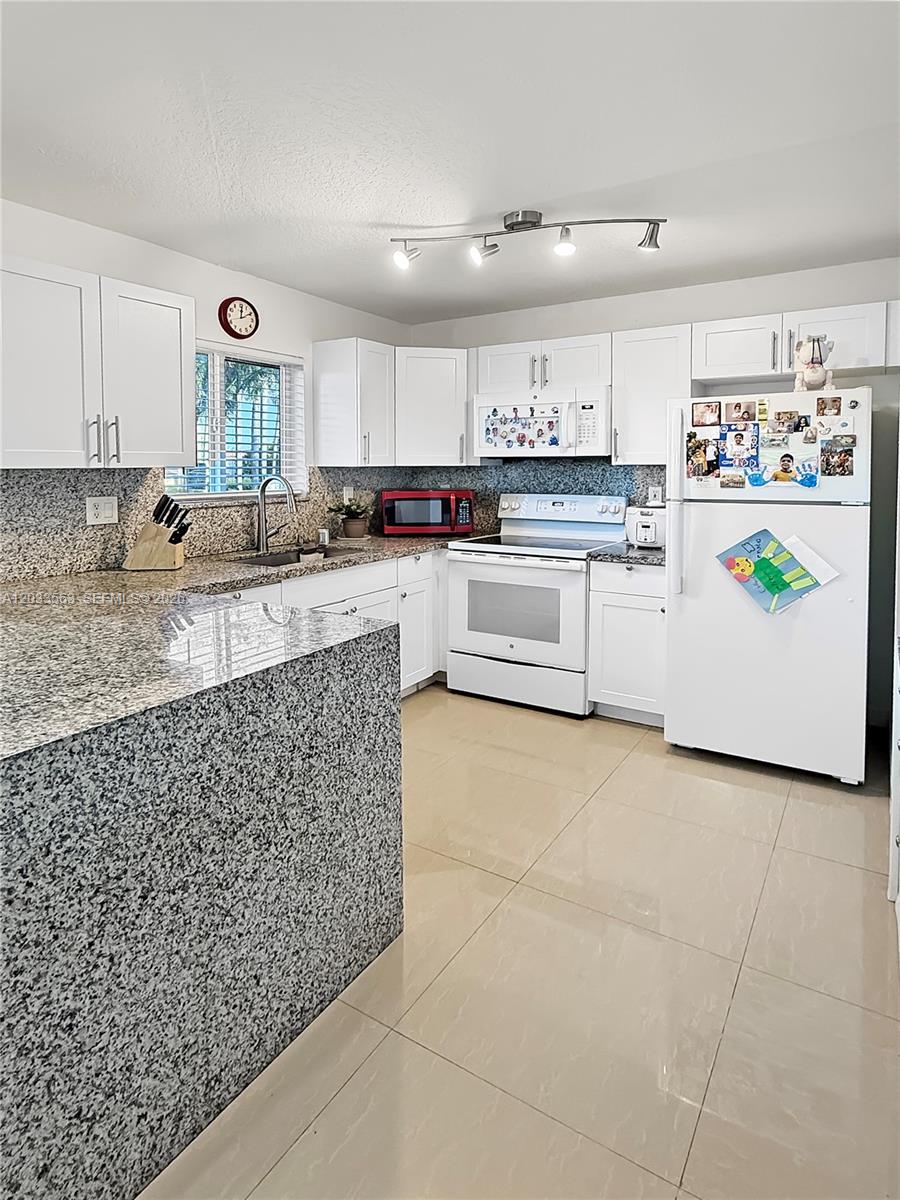 MONTEREY AT MALIBU BAY CO - Residential Lease
