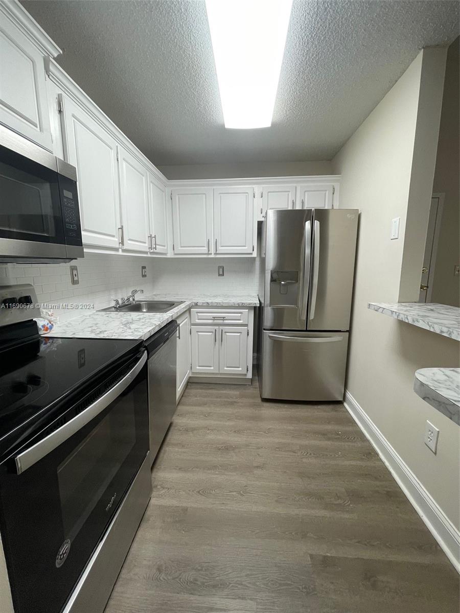THE COURTS AT KENDALL CON - Residential Lease
