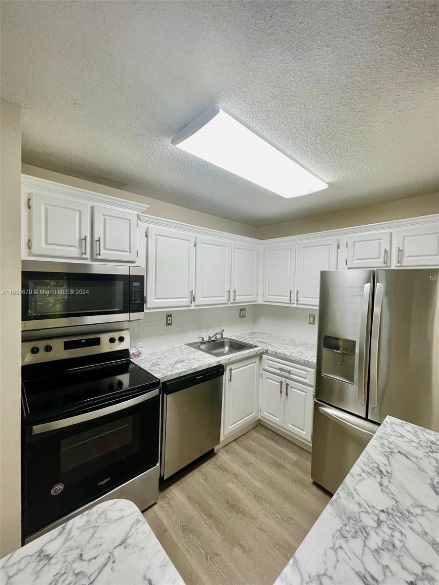 THE COURTS AT KENDALL CON - Residential Lease