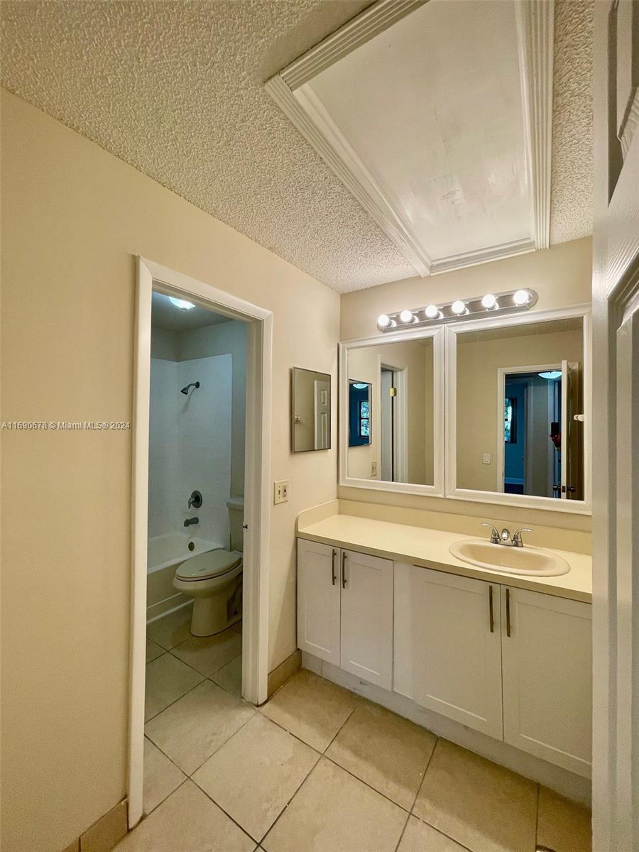 THE COURTS AT KENDALL CON - Residential Lease