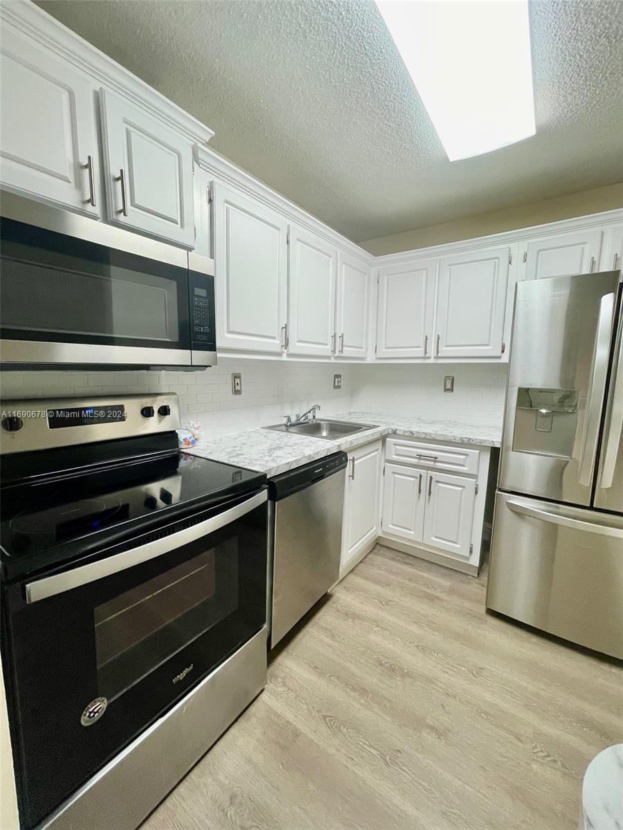THE COURTS AT KENDALL CON - Residential Lease