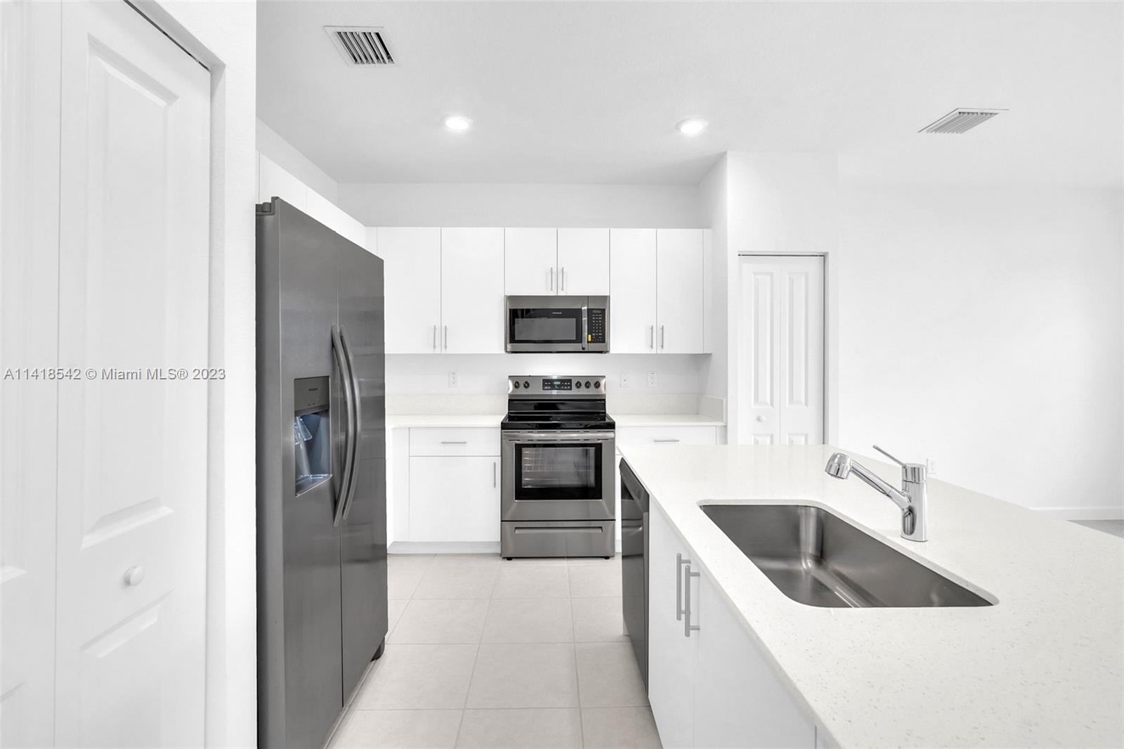SUNSET TRAILS - Residential Lease