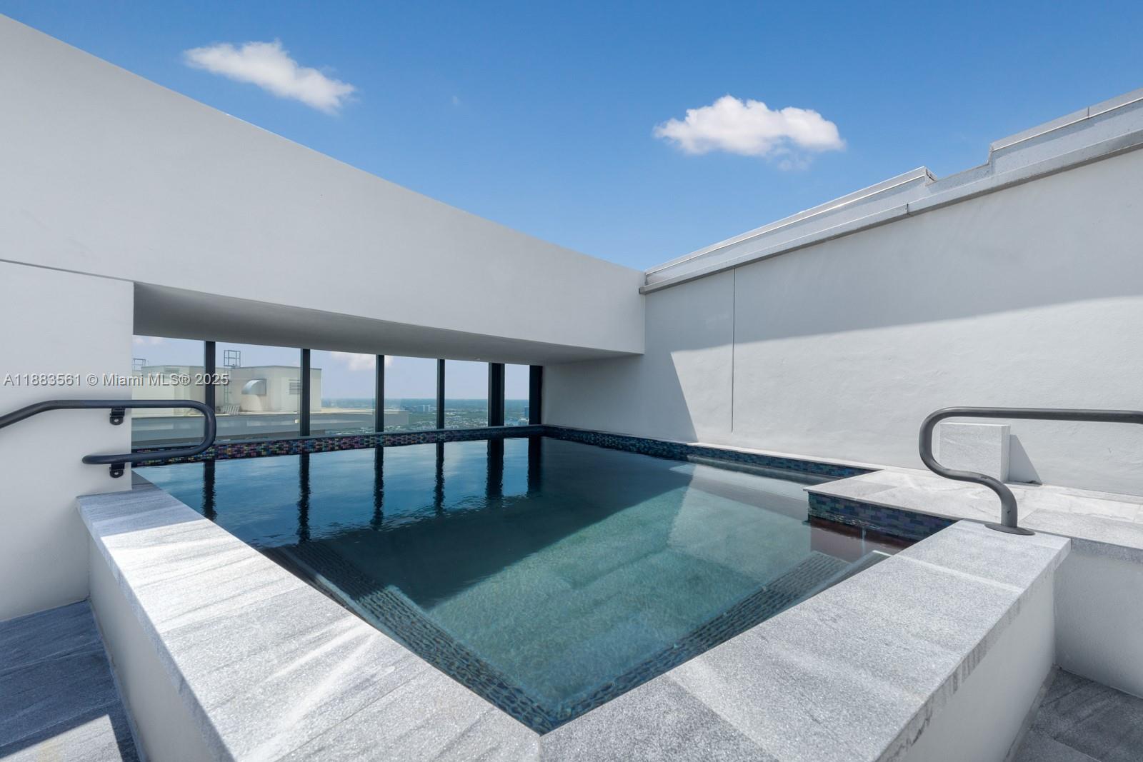 18555 COLLINS AVENUE COND - Residential