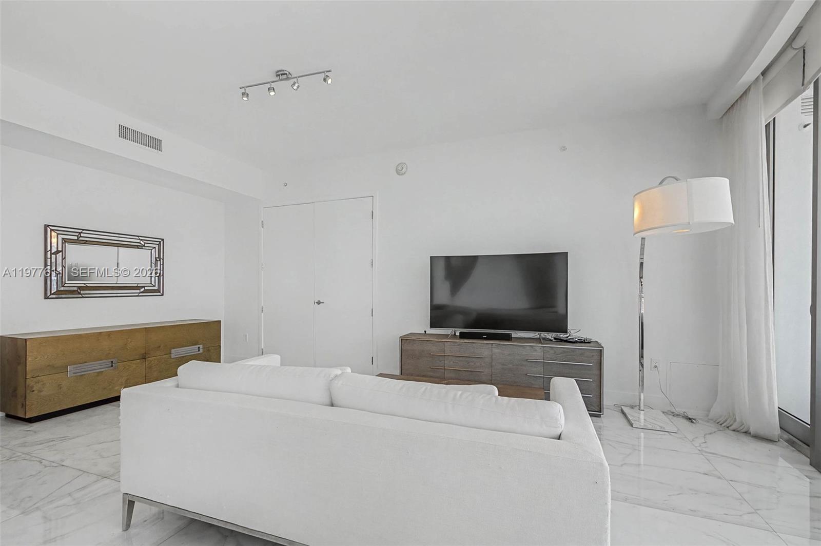 CHATEAU BEACH - Residential