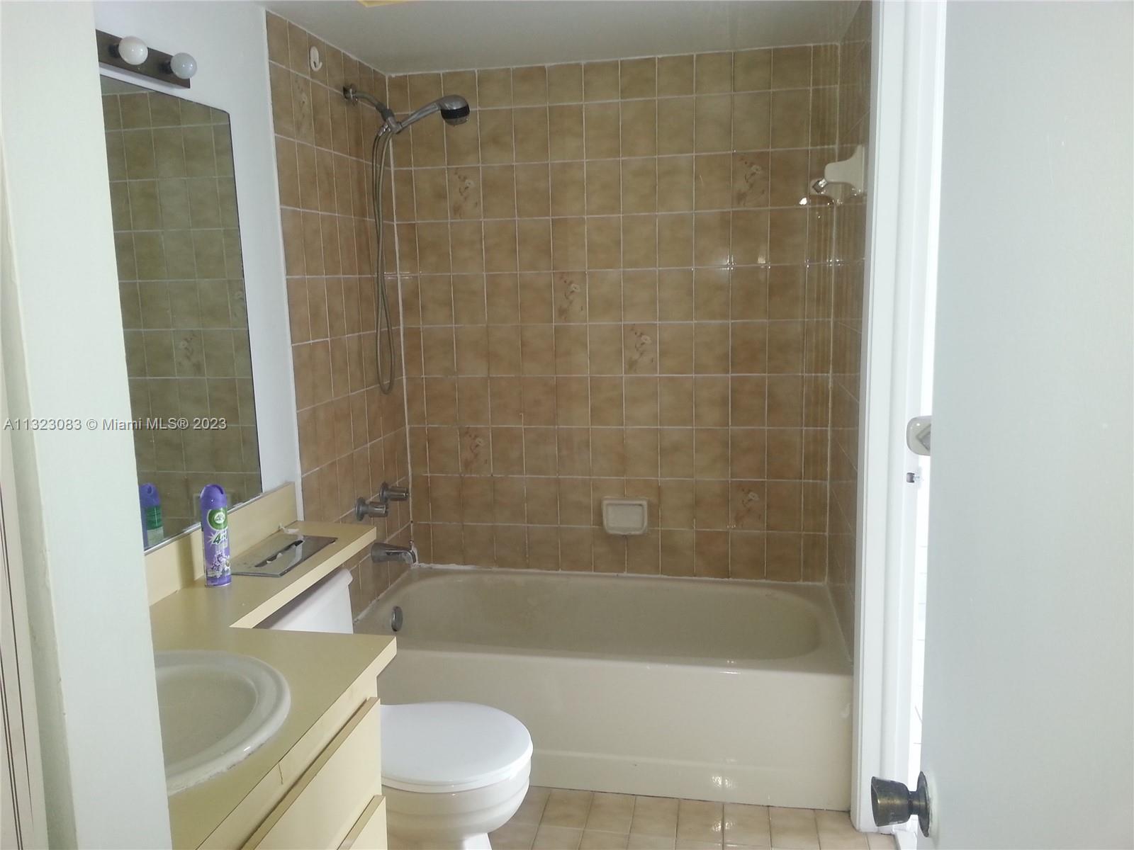 Bright apartment with washer and dryer in unit. kitchen with new quartz countertop and bathroom. Quiet community. The apartment is renovated, the pictures is not actual.  Please text me for instructions.