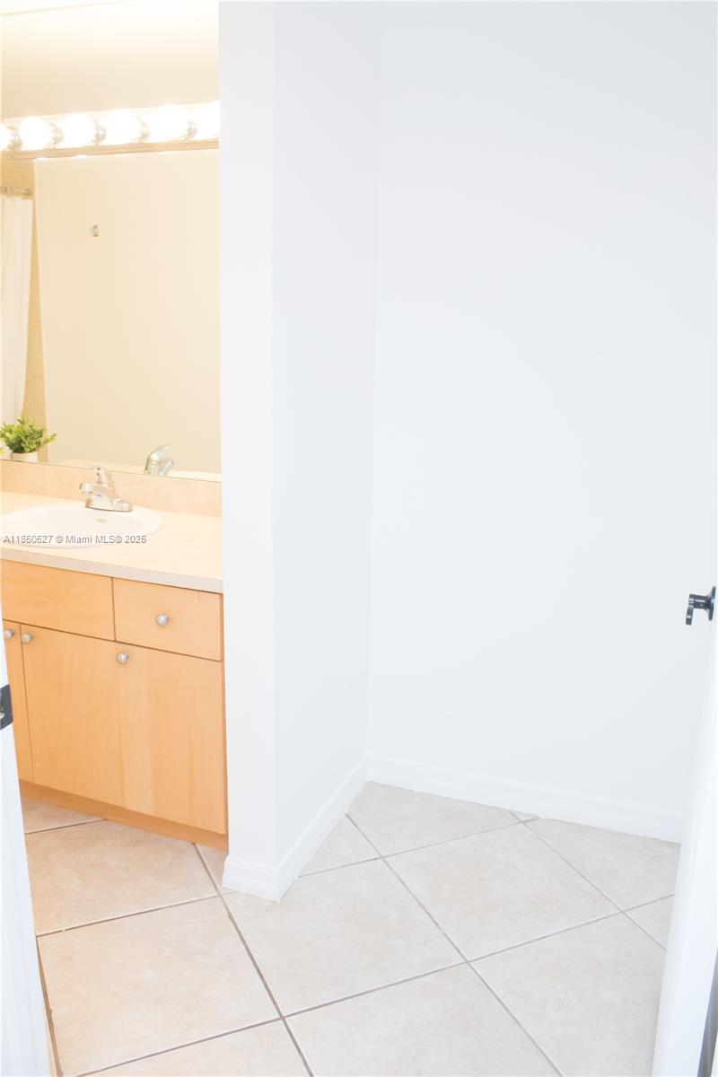 DIXIE GROVE RESIDENCES CO - Residential Lease
