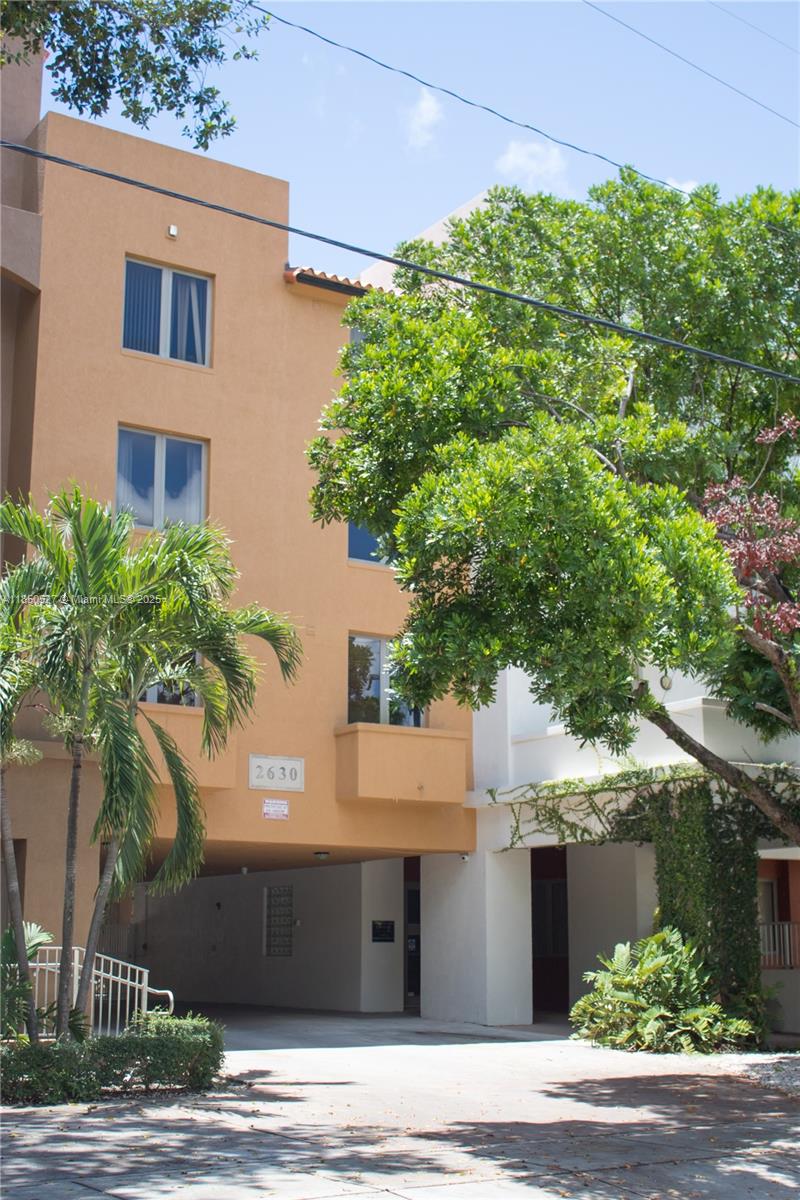 DIXIE GROVE RESIDENCES CO - Residential Lease