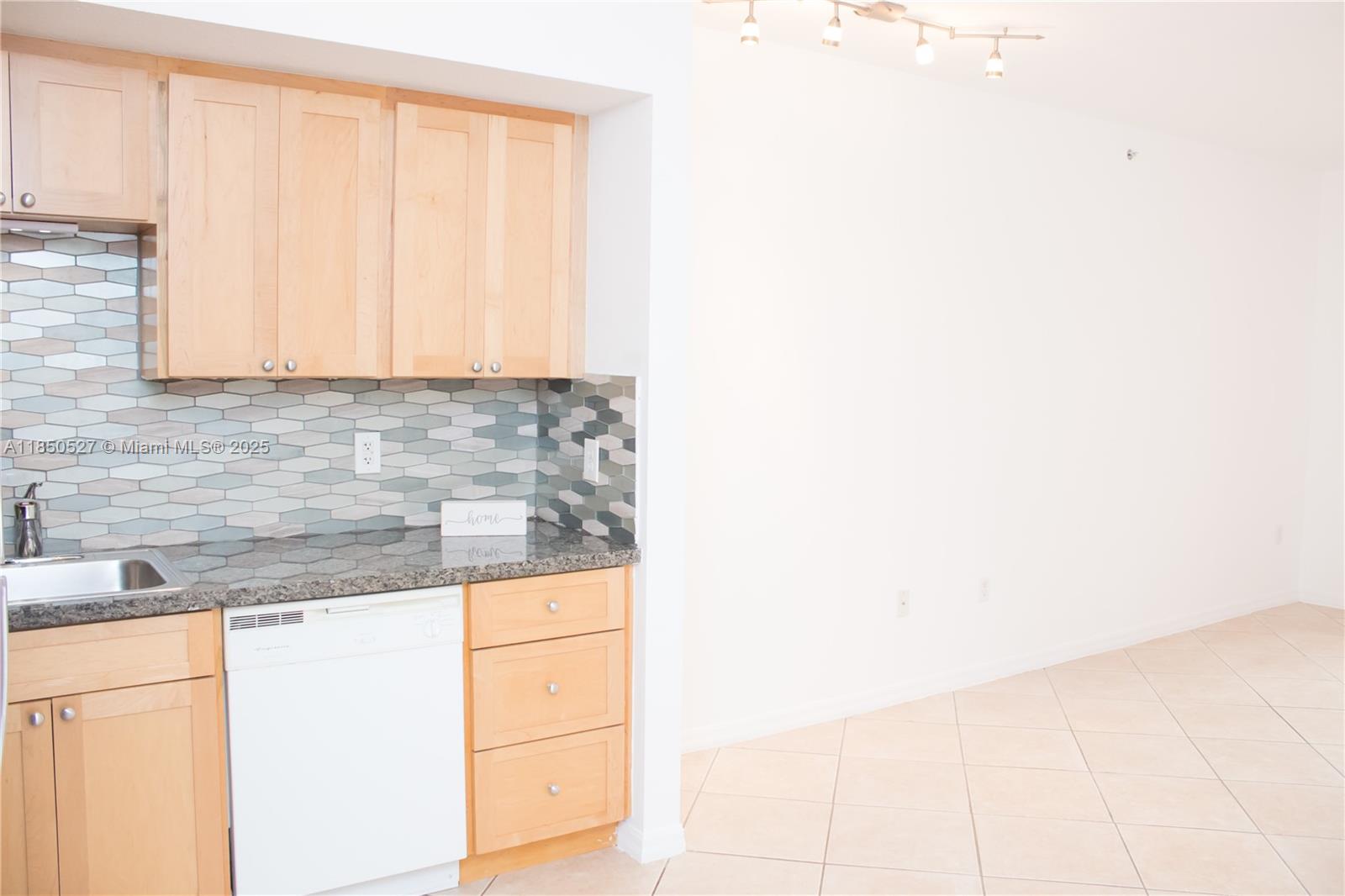 DIXIE GROVE RESIDENCES CO - Residential Lease