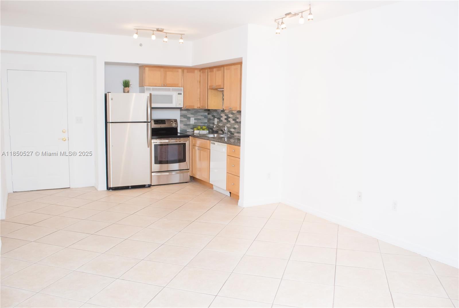 DIXIE GROVE RESIDENCES CO - Residential Lease